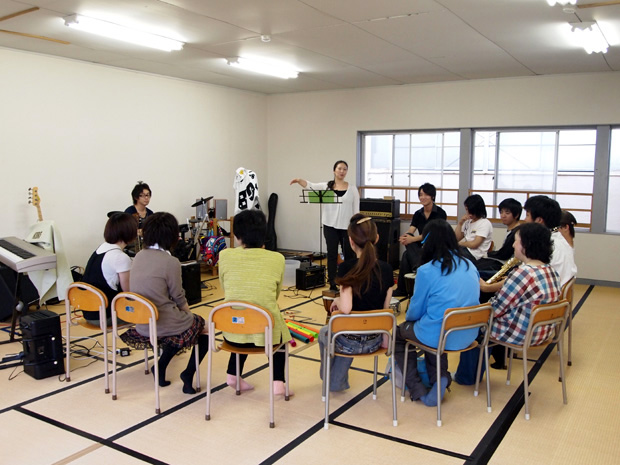 月1回の音楽活動で楽器に挑戦!