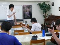 プロの指導を受けるギタークラス