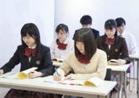 駅出口直結で通学に便利