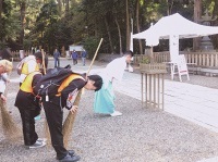 校外学習で鹿島神宮の清掃体験