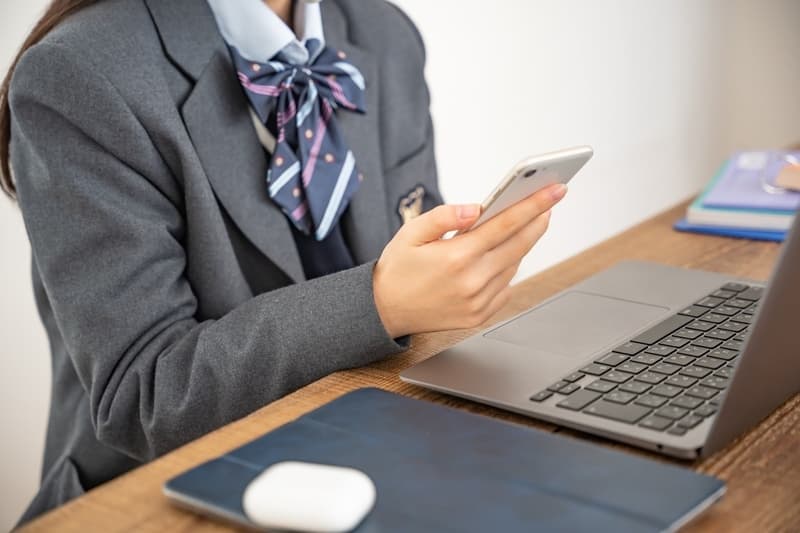 デジタル教科書で学力は伸びる？紙教材との違いと学び方