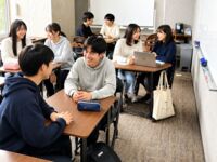 教室での談笑